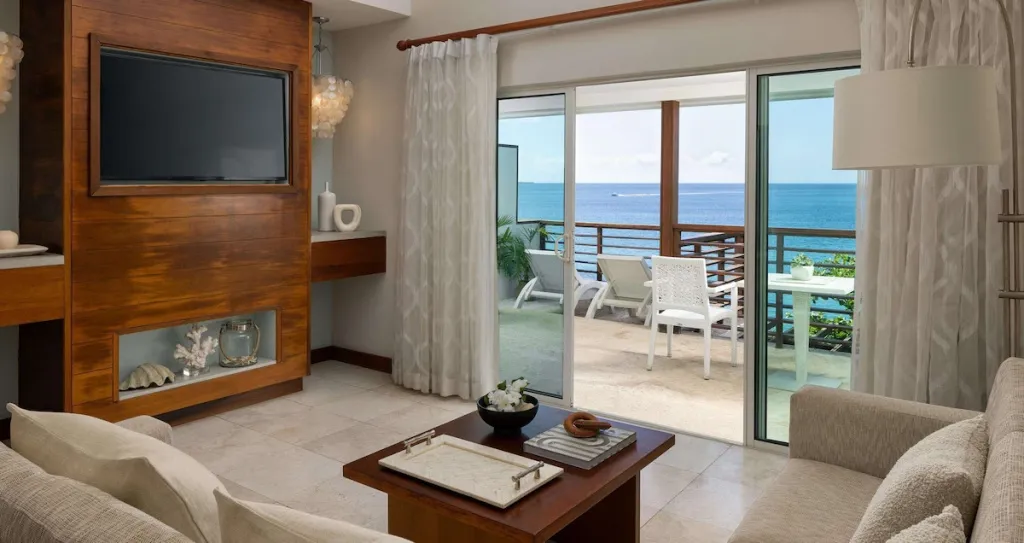 Un salon lumineux s'ouvre sur une terrasse avec vue sur la mer.