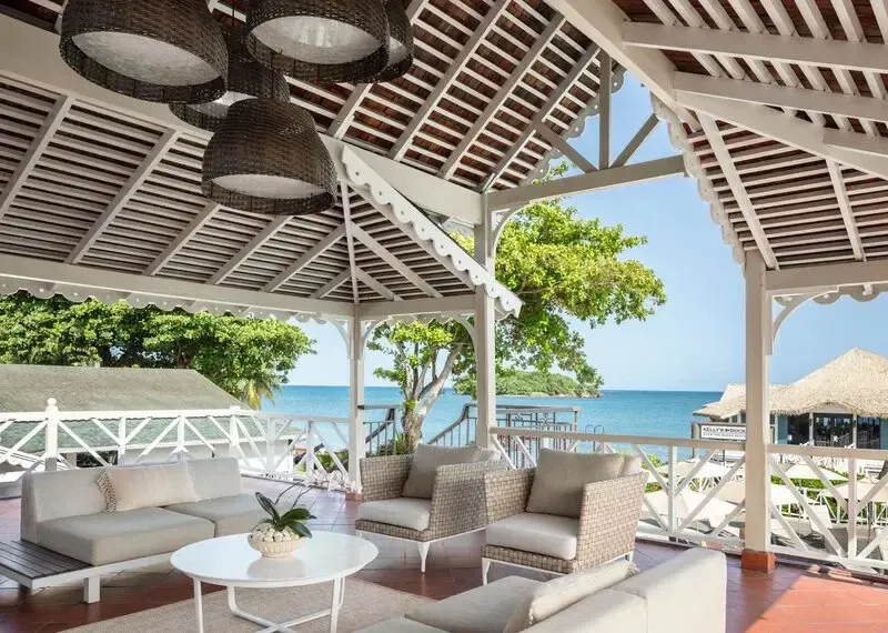 Espace de détente extérieur avec mobilier confortable et vue sur la mer.