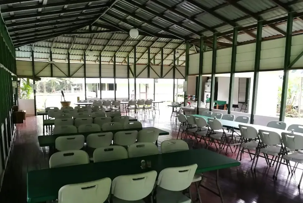 Une grande salle ouverte avec de nombreuses tables et chaises.