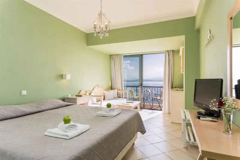 Une chambre lumineuse avec un grand lit et un accès à un balcon.