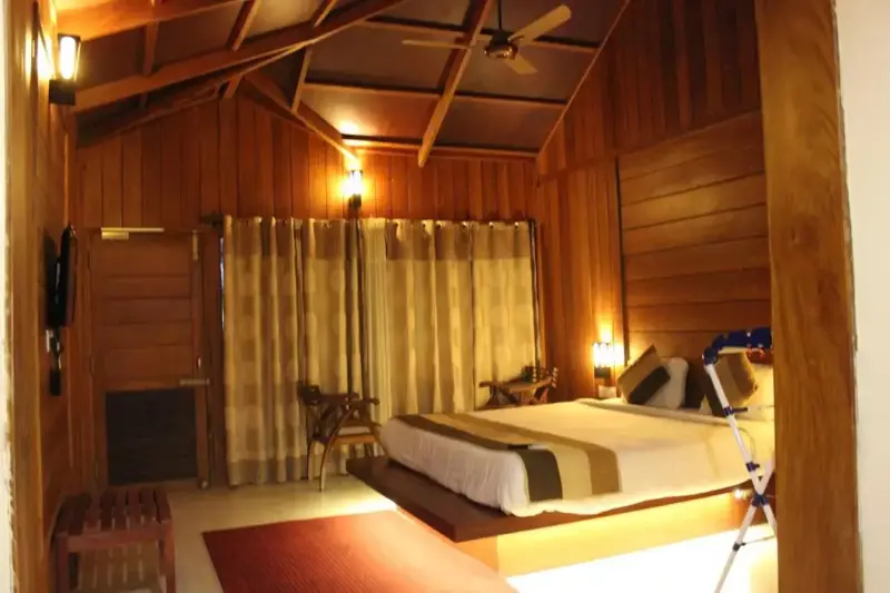 Une chambre lumineuse avec un grand lit et des murs en bois.