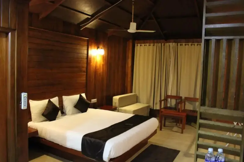 Une chambre à coucher lumineuse avec un lit double et un coin salon.