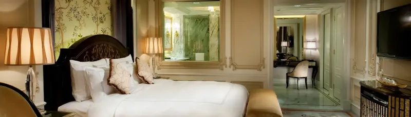 Une chambre lumineuse avec un grand lit et un miroir décoratif.