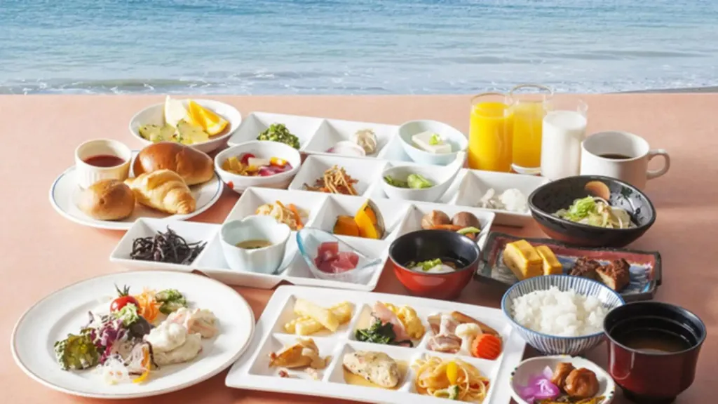 Un copieux petit-déjeuner est présenté sur une table avec vue sur la mer.