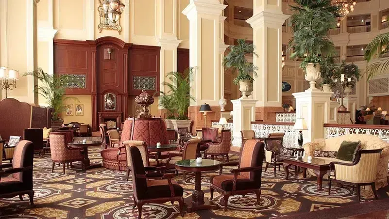 Un espace de détente intérieur avec des fauteuils et des tables basses.