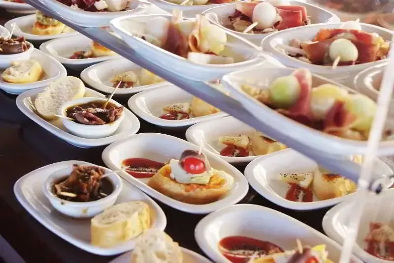 Assortiment de tapas variées présentées sur un comptoir.