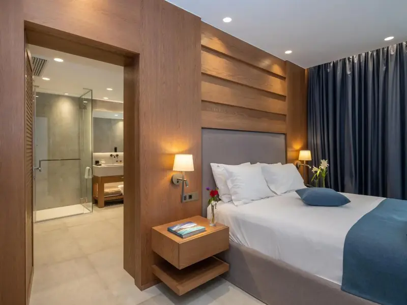 Une chambre moderne avec un lit et une salle de bain attenante.
