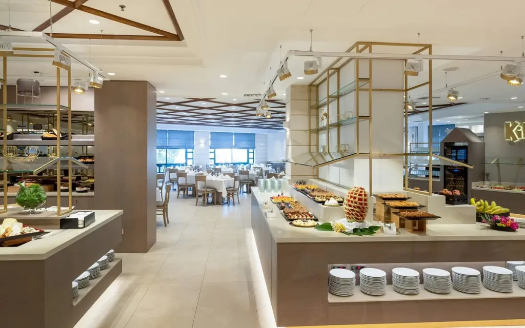 Un buffet généreux est présenté dans une salle de restaurant lumineuse et moderne.