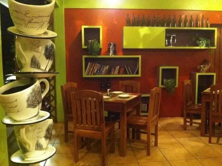 Une salle de restaurant avec des tables et des chaises en bois.