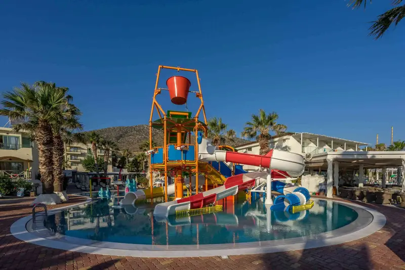 Structure de jeux aquatiques colorée dans une piscine ensoleillée.