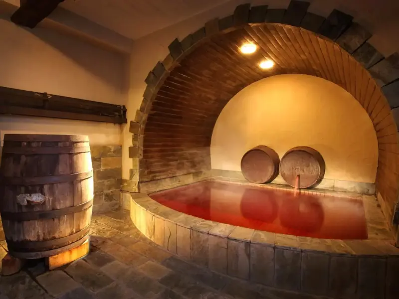 Un espace de détente avec un bain à remous intégré dans une structure en pierre.