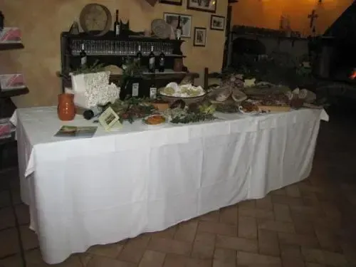 Une table recouverte d'une nappe blanche présente une variété de plats et de boissons.