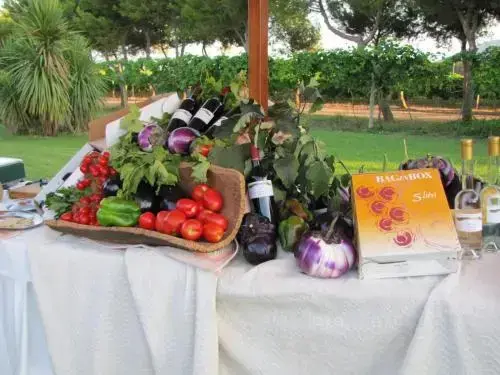Une table garnie de fruits et de légumes frais, avec des bouteilles à l'arrière-plan.