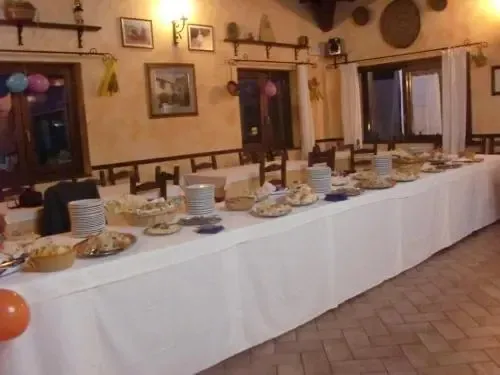 Une longue table dressée avec une variété de plats et de boissons.