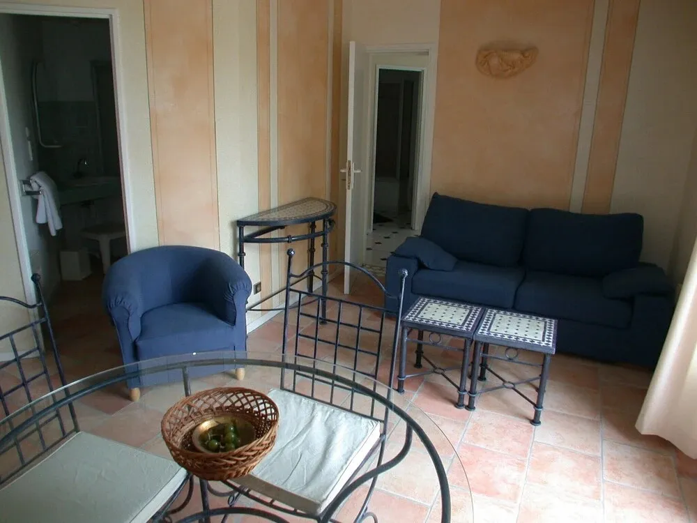 Un salon intérieur avec un canapé et un fauteuil bleu.