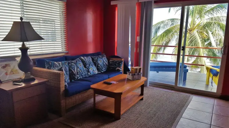 Un salon lumineux s'ouvre sur une terrasse avec vue sur la végétation tropicale.