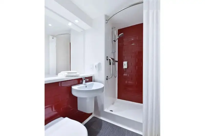 Une salle de bain moderne avec lavabo et douche à l'italienne.