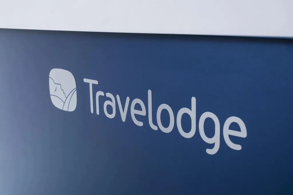 Logo d'établissement sur fond bleu.
