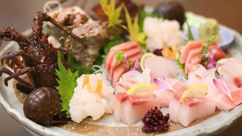 Assortiment de fruits de mer frais et colorés présentés sur un plat.