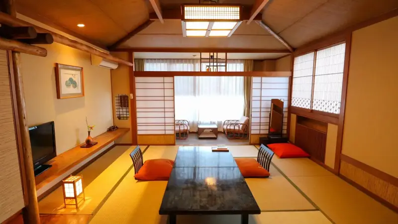 Une pièce lumineuse avec une table basse et des coussins au sol.