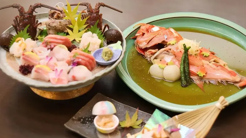 Présentation raffinée de fruits de mer et de poissons dans des plats décorés.