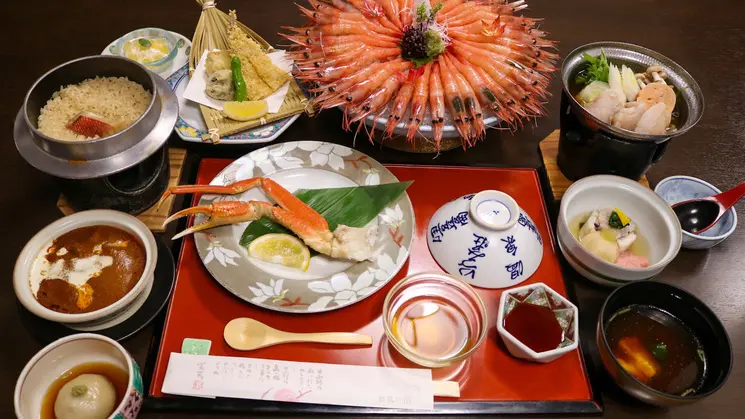 Un plateau de repas japonais avec divers plats et accompagnements.
