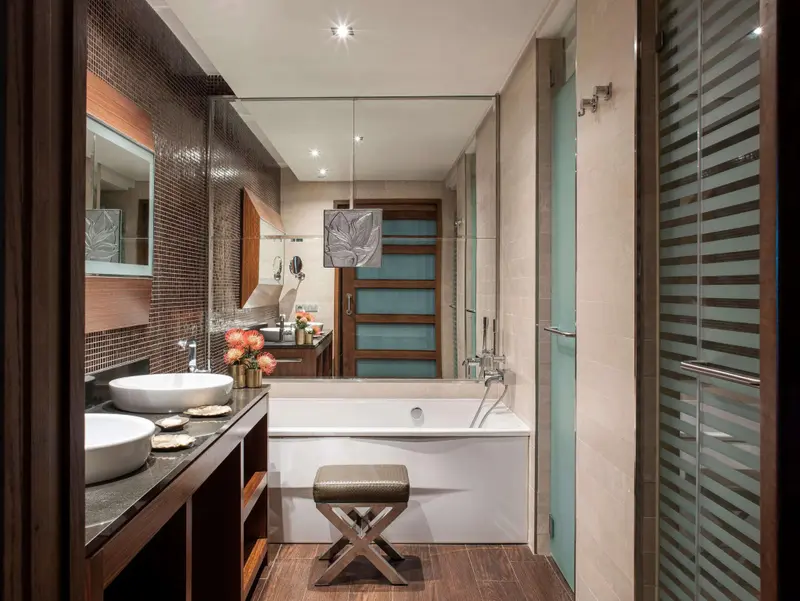 Une salle de bain moderne avec baignoire et vasques sur un meuble.
