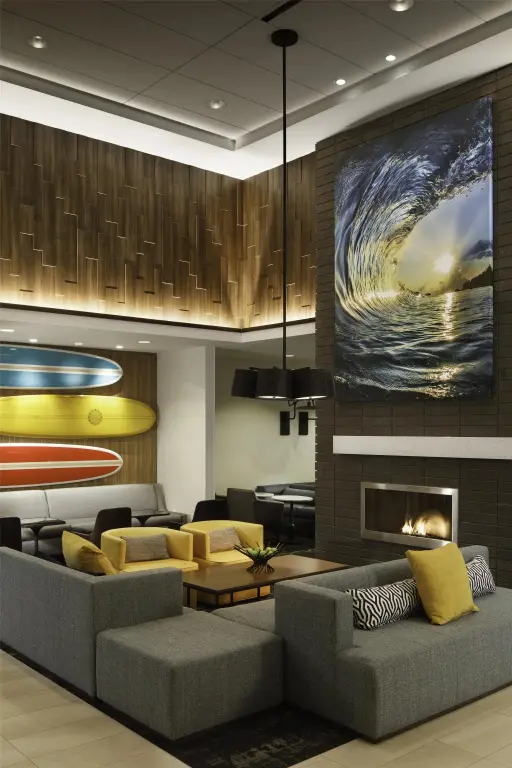Un espace de détente intérieur avec des canapés et une cheminée.