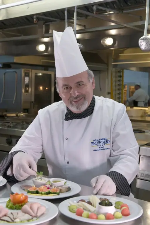 Un chef de cuisine présente des assiettes décorées.
