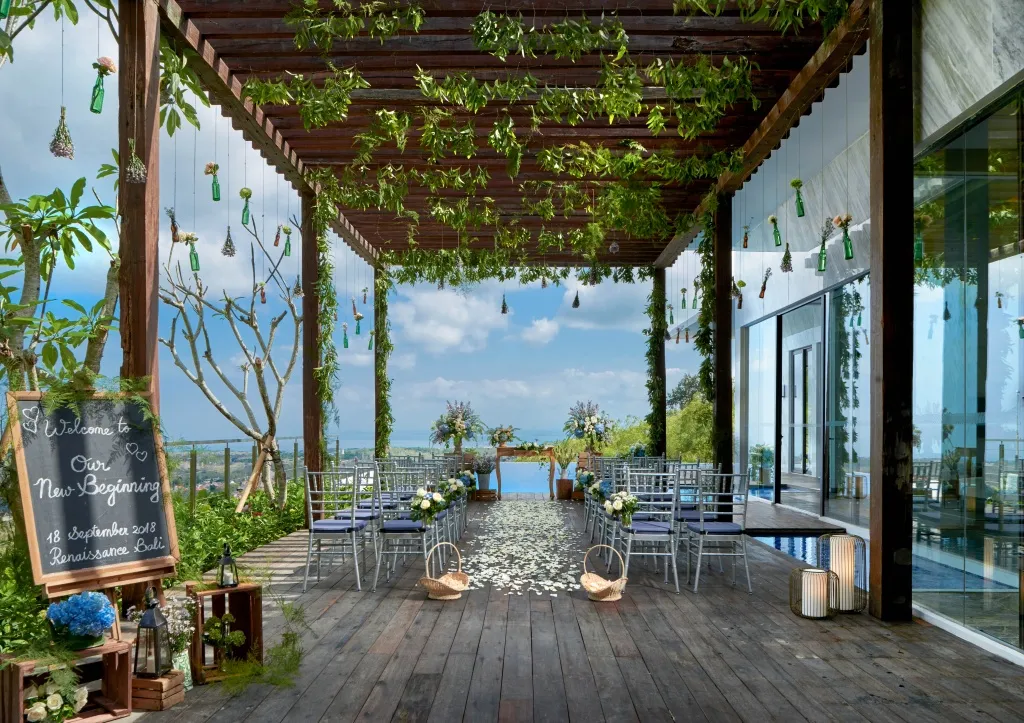 Terrasse aménagée pour une cérémonie avec vue sur la mer.