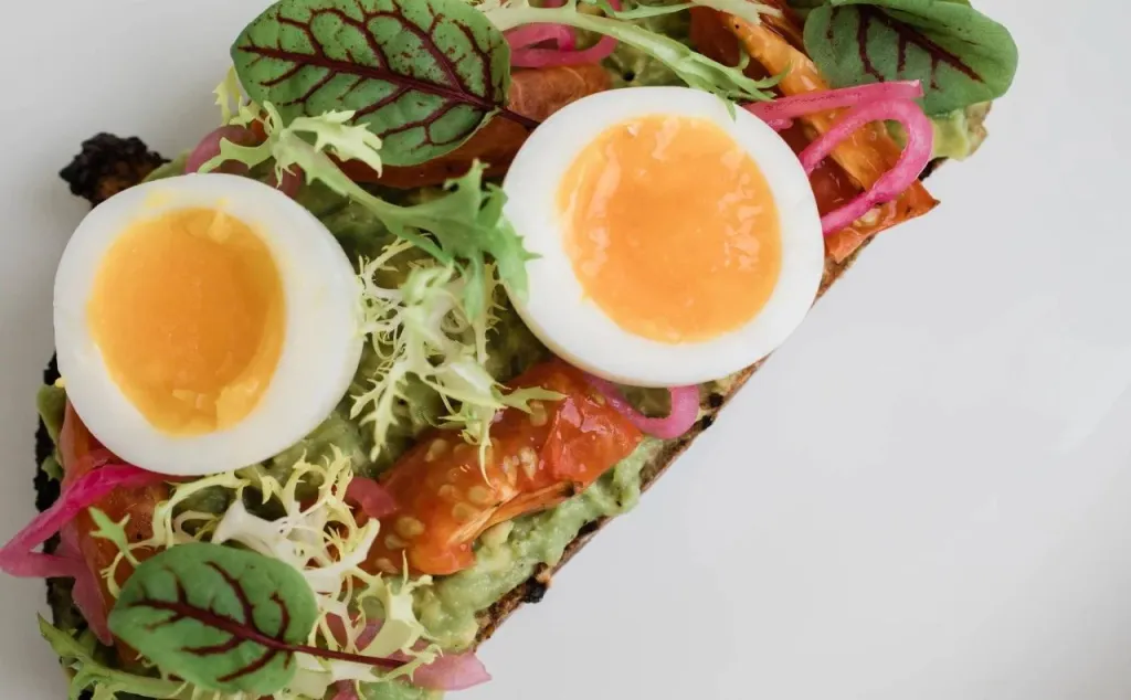 Tartine à l'avocat, aux œufs et à la salade.
