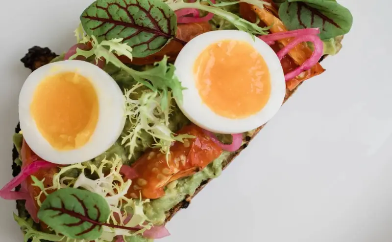 Tartine à l'avocat, aux œufs et à la salade.