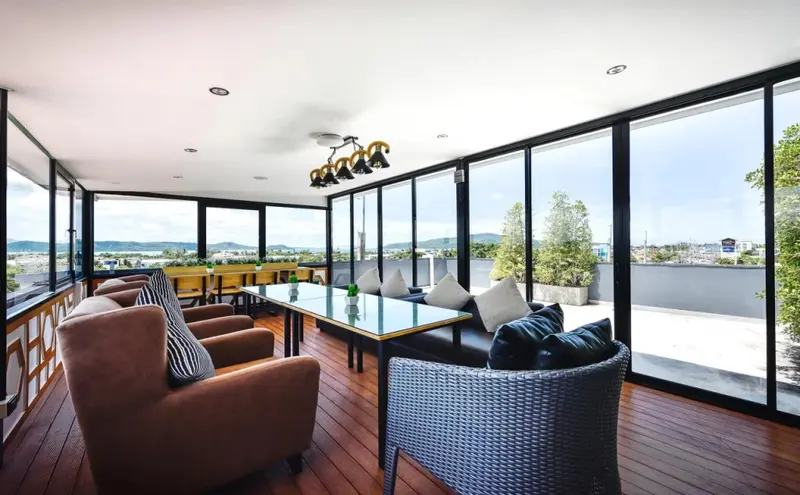 Espace de détente lumineux avec mobilier confortable et vue sur le paysage.