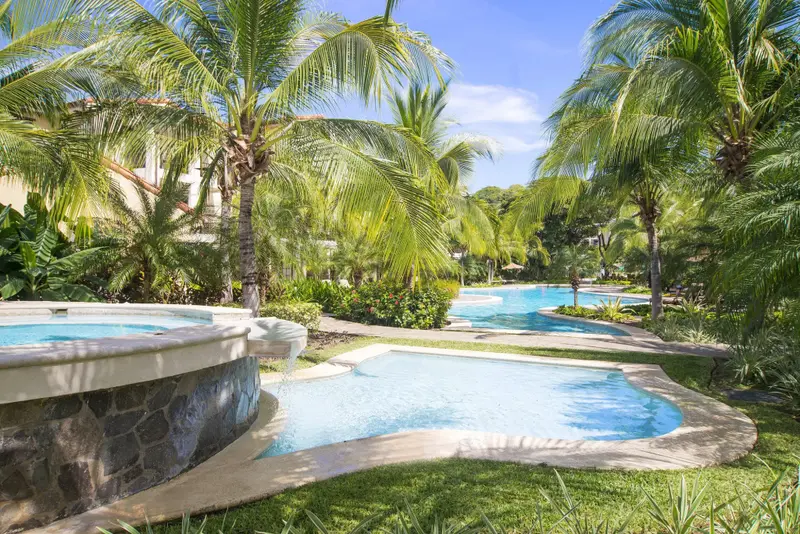 Piscines en plein air au milieu d'une végétation luxuriante.