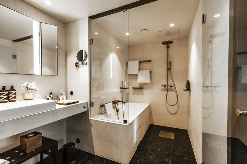 Une salle de bain moderne avec une douche à l'italienne et une baignoire.