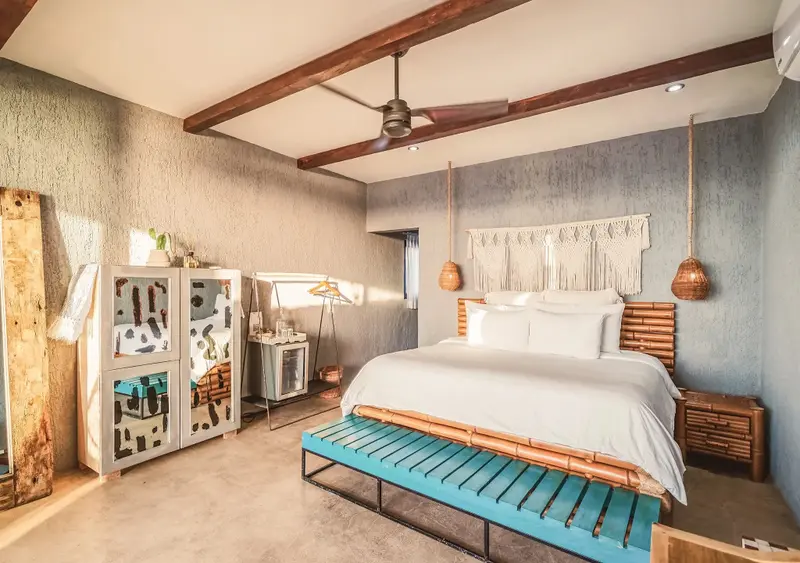 Une chambre lumineuse avec un lit king-size et une décoration naturelle.