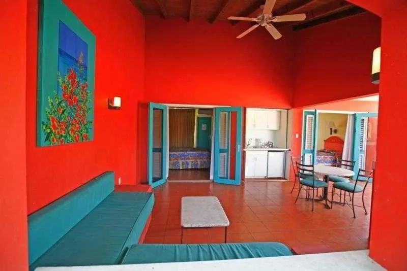 Espace de vie intérieur lumineux avec canapé et table à manger.