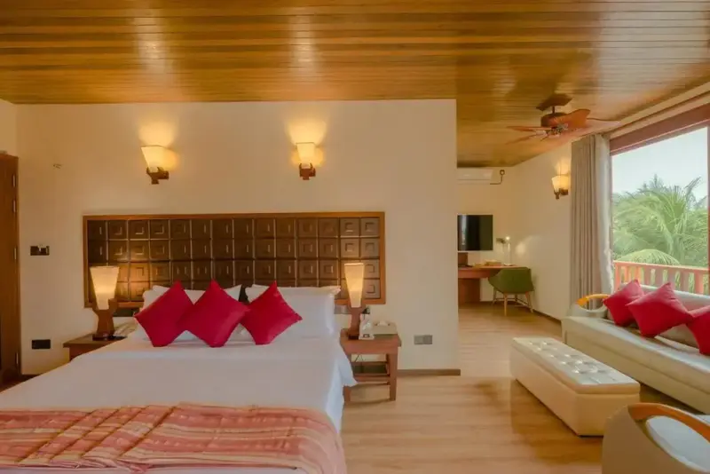 Une chambre lumineuse avec un grand lit et un espace détente.