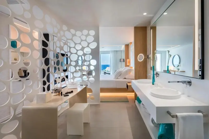Une salle de bain moderne avec deux vasques et une baignoire.