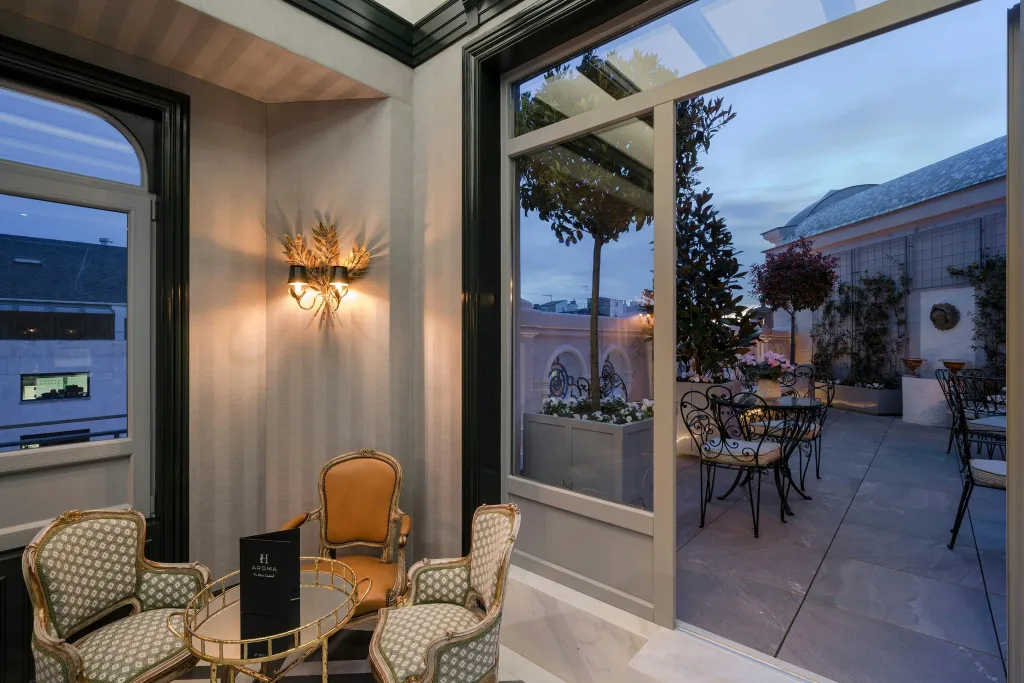 Un espace de détente intérieur s'ouvre sur une terrasse fleurie.