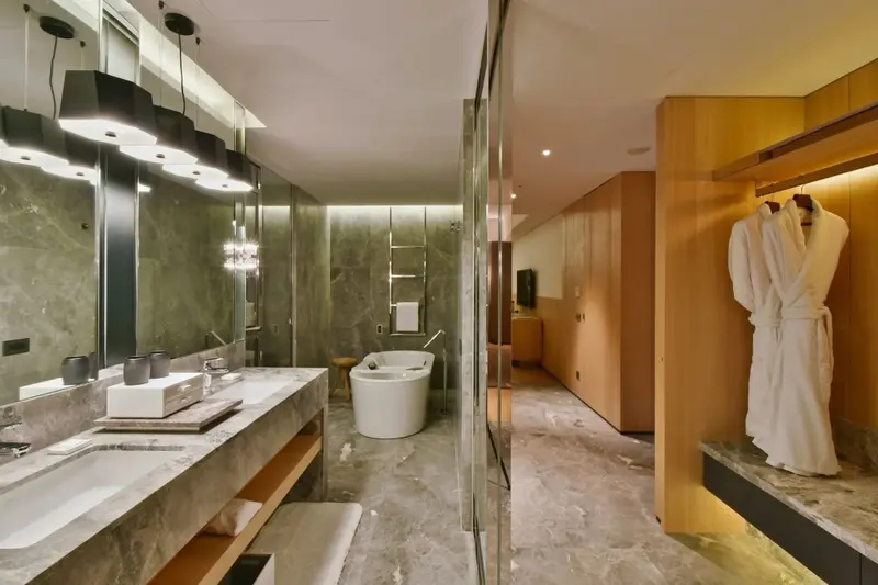 Une salle de bain spacieuse avec double vasque et baignoire.
