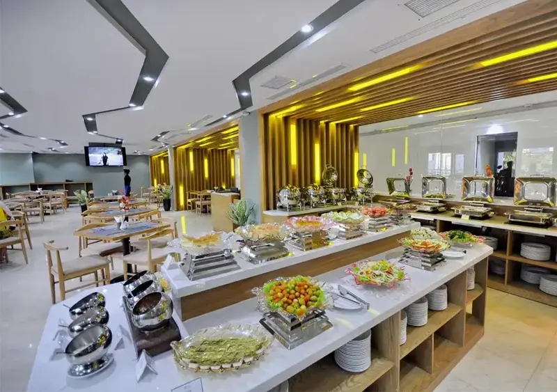 Un buffet généreux est présenté dans une salle lumineuse et moderne.