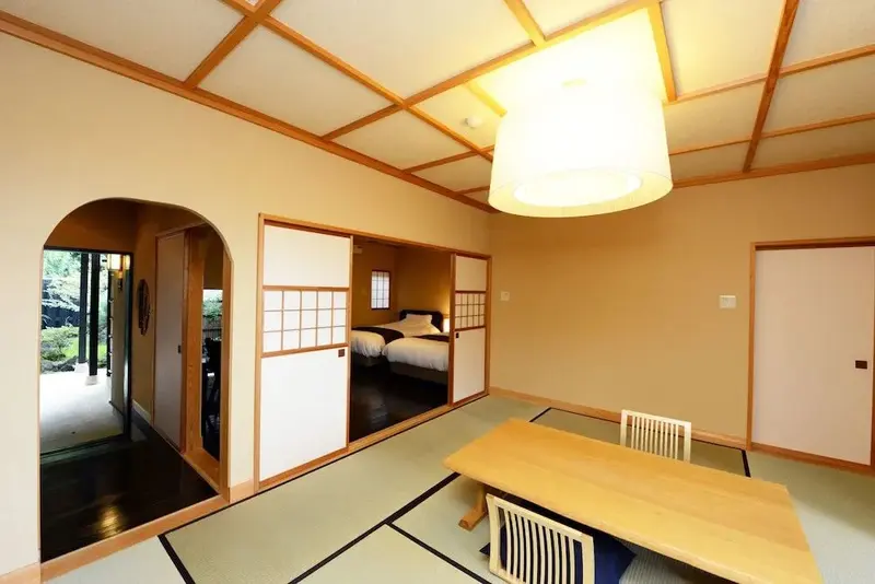 Une pièce lumineuse avec un espace repas et une chambre attenante.