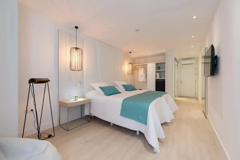 Chambre lumineuse avec deux lits simples et une décoration moderne.