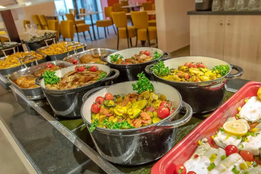 Un buffet propose une variété de plats chauds et colorés.