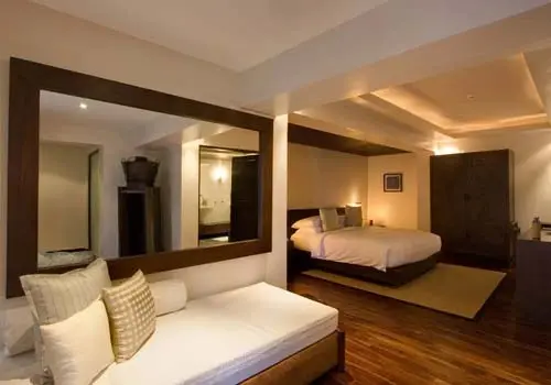 Une chambre lumineuse avec un canapé et un lit.