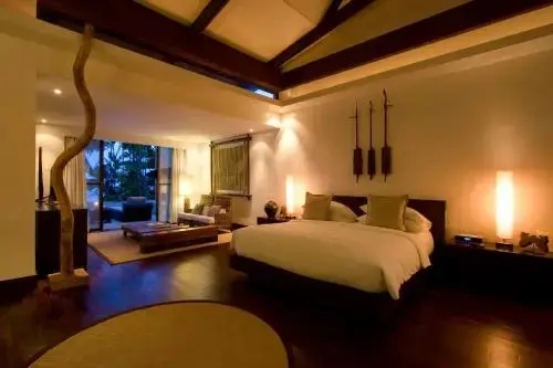Une chambre spacieuse avec un lit king-size et un accès à une terrasse.