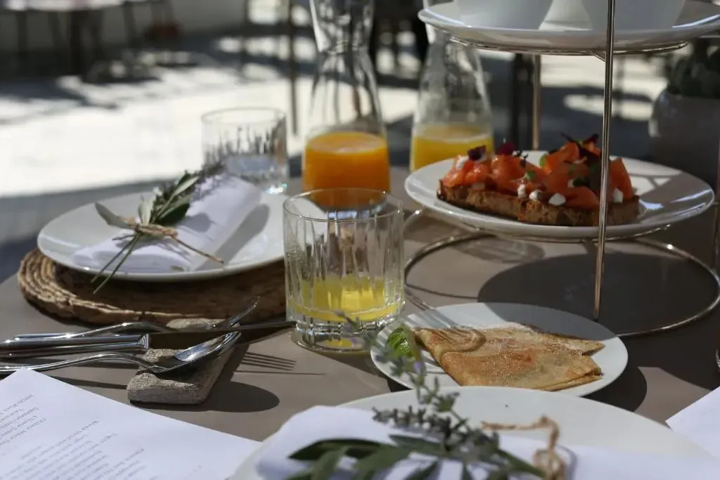 Une table est dressée avec des plats et des boissons.