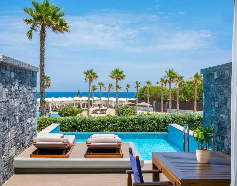 Terrasse avec piscine privée donnant sur la mer et la plage.