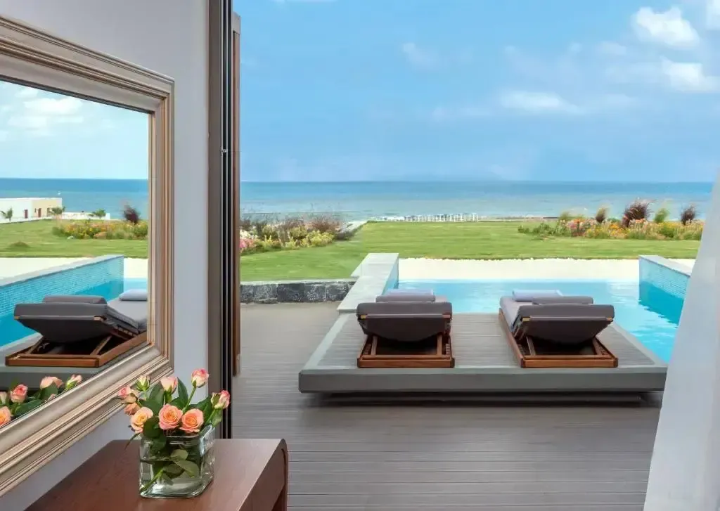 Terrasse avec piscine et vue sur la mer.